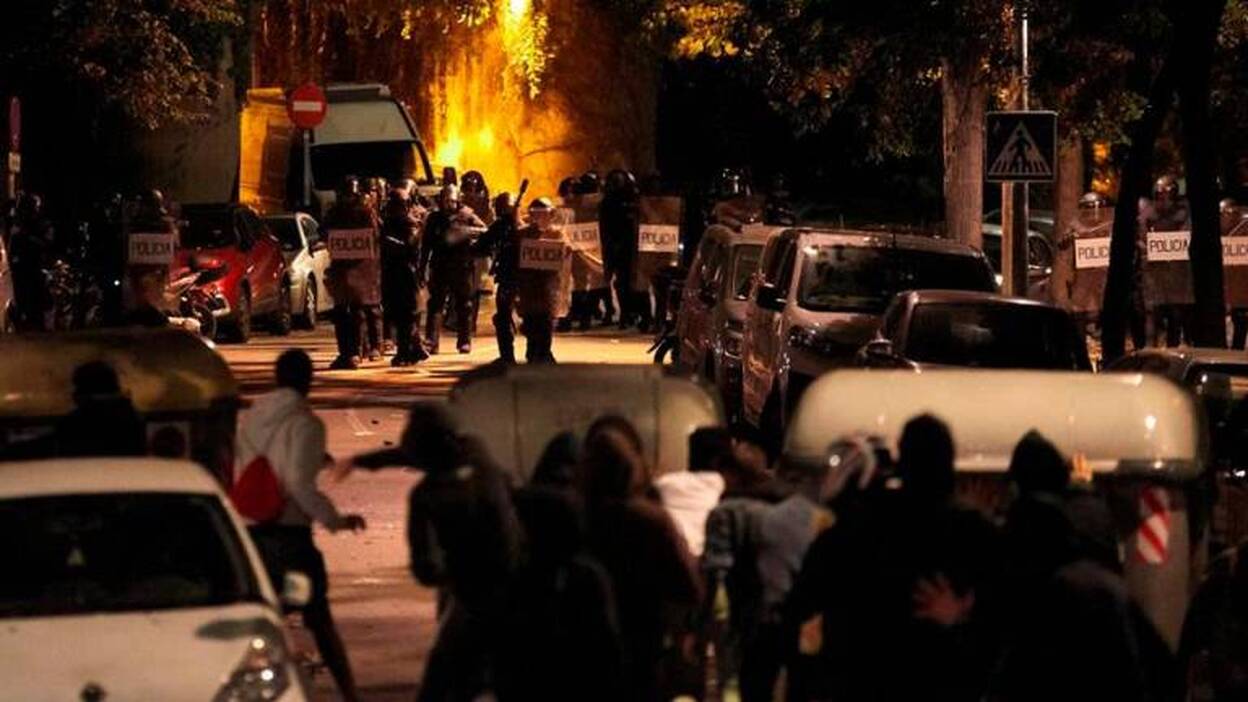 Un total de 42 personas resultaron heridas en los altercados de anoche