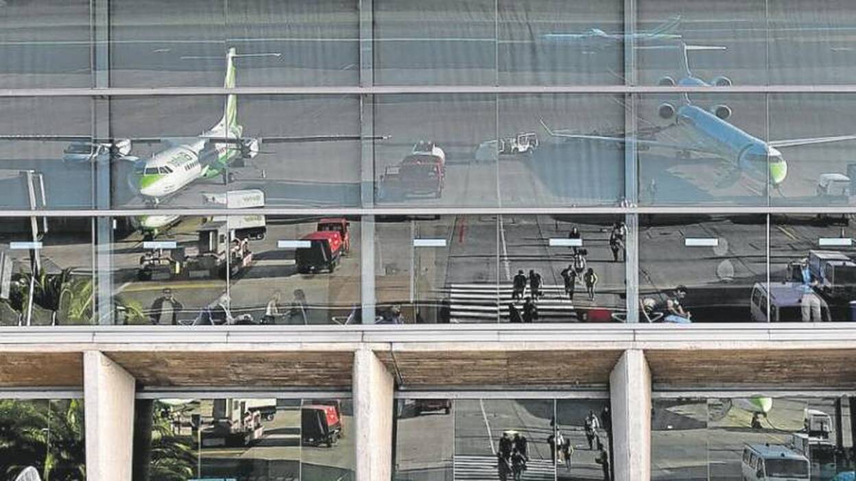 Binter se beneficia del vacío que deja Air Europa en Canarias