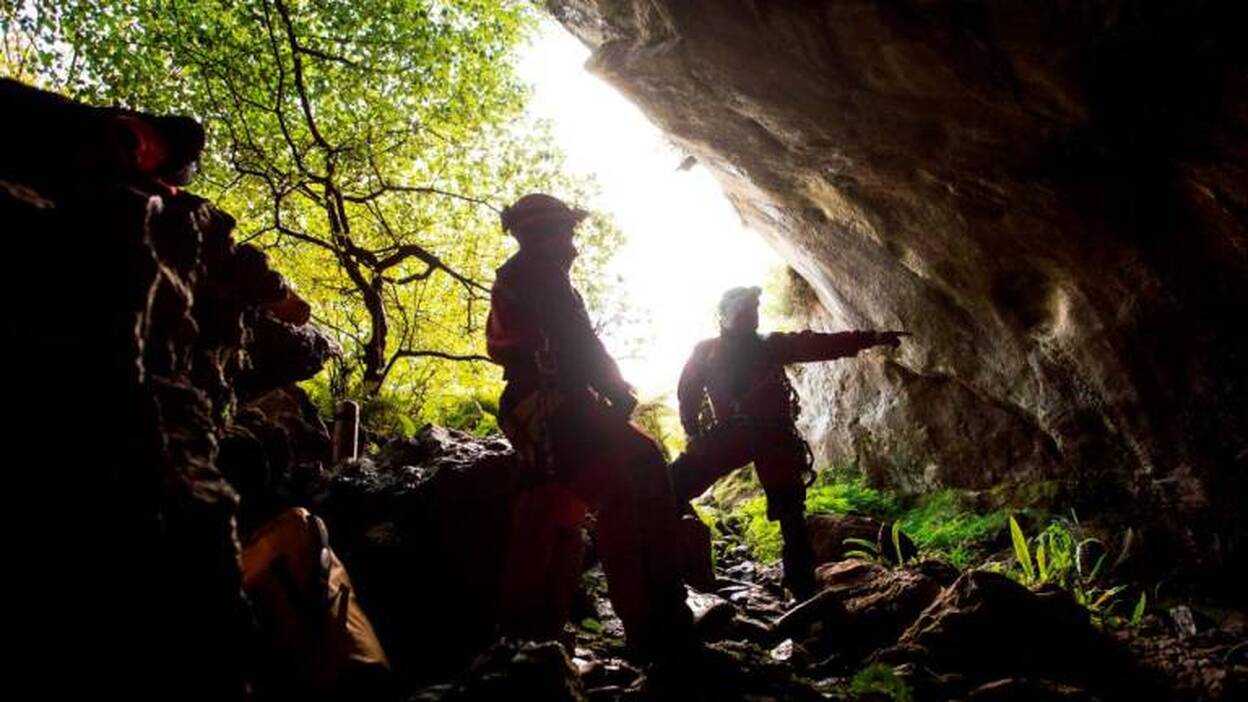 Los cuatro espeleólogos ya están localizados dentro de la cueva cántabra
