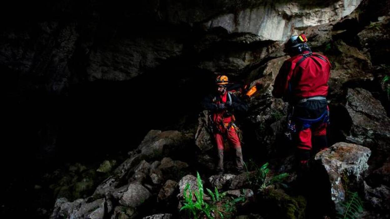 Tercer grupo de rescatadores entra en cueva cántabra en busca de espeleólogos