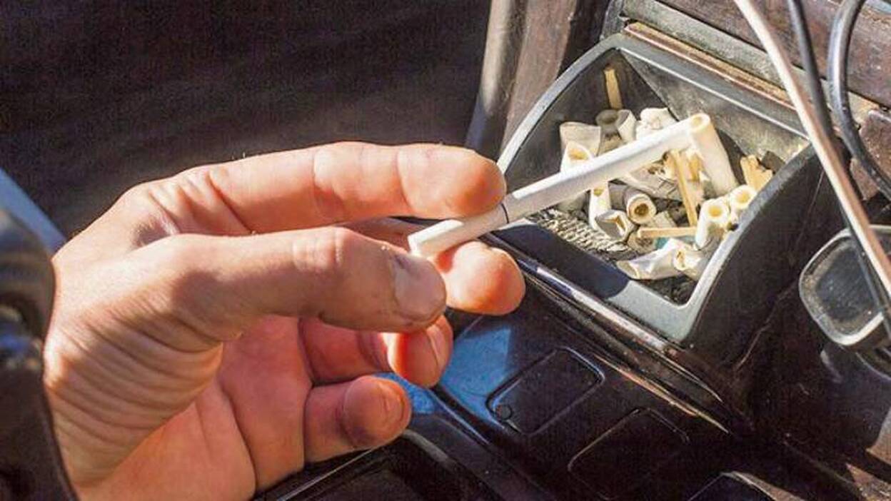 ¿Se prohibirá fumar en el coche?