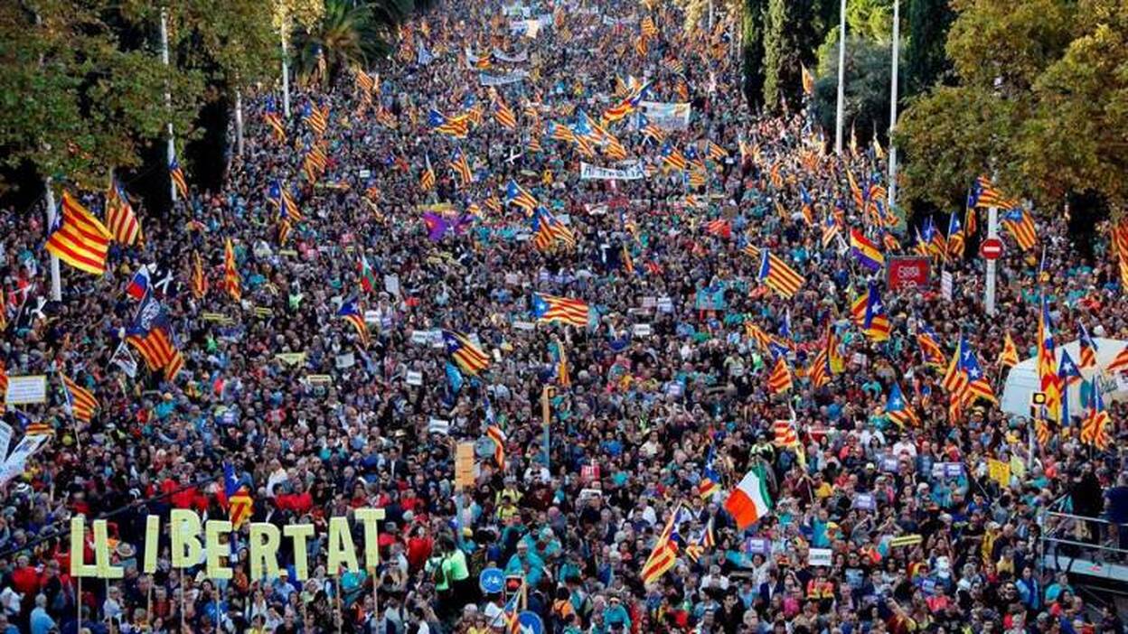 Unas 350.000 personas se manifiestan en Barcelona contra sentencia del procés