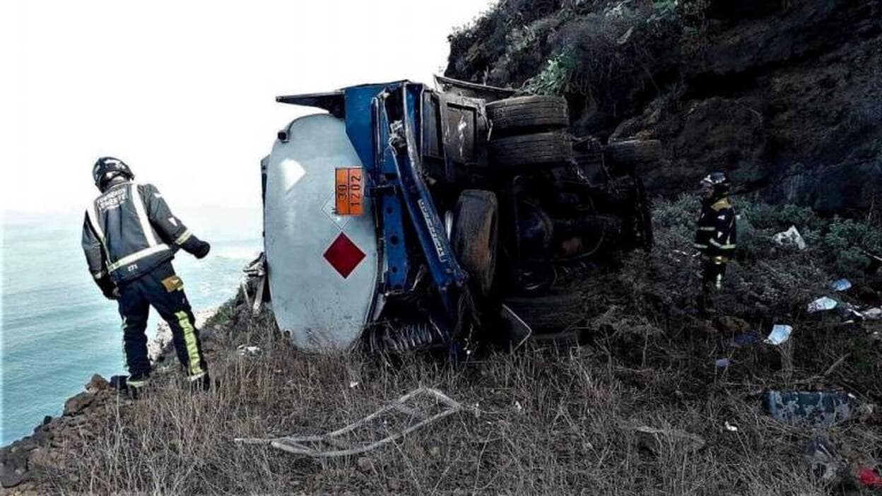 Activan el plan de emergencias tras el vuelco del camión con gasoil en Tenerife