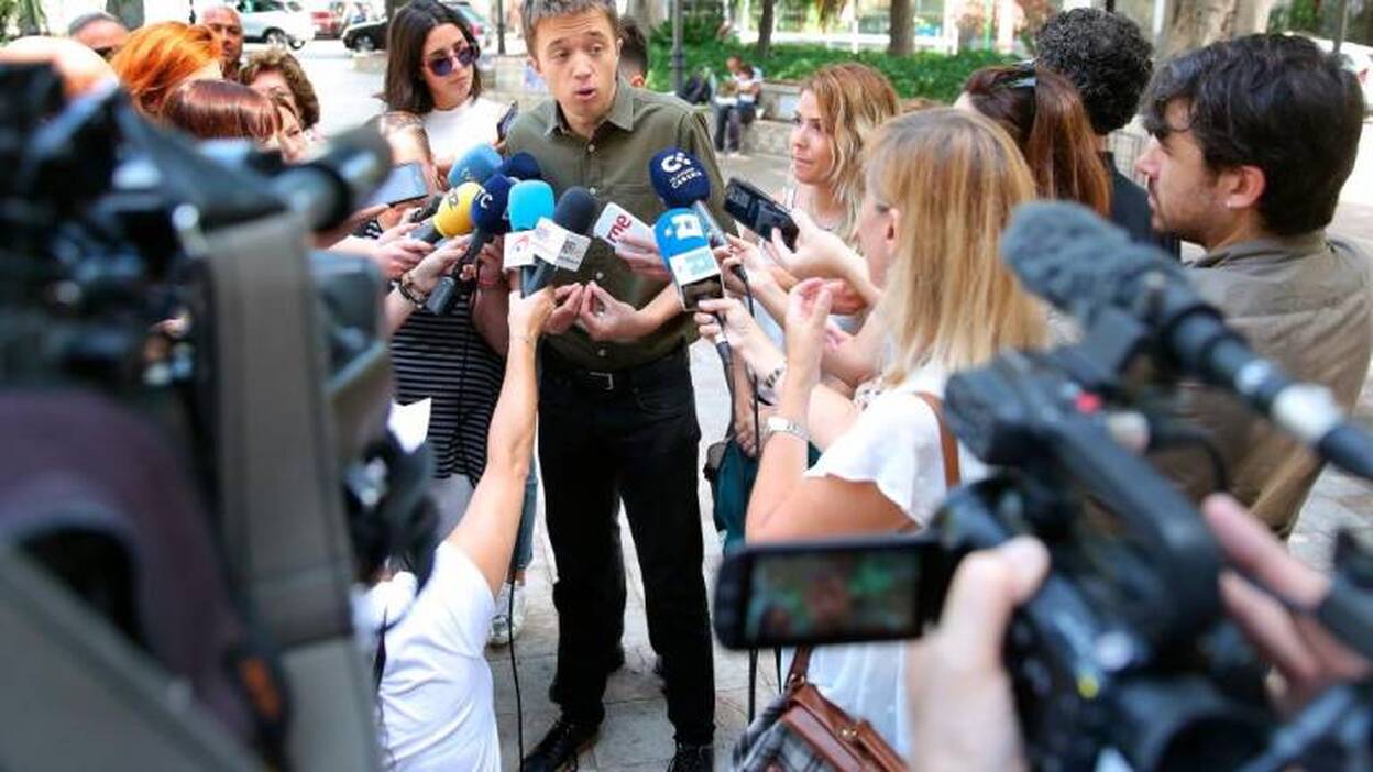 Errejón pide apoyo para que los canarios no opten entre emigrar o sueldo temporal