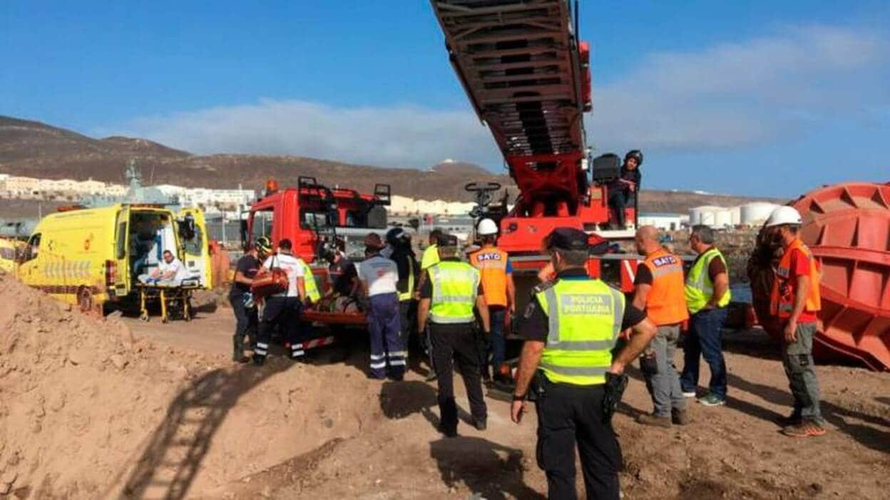 Rescatado tras caer en la bodega de un barco