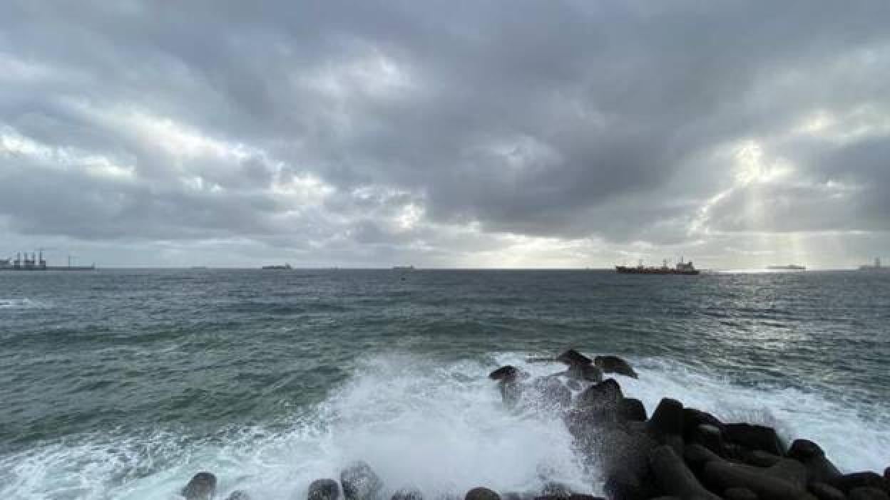 Viernes con viento fuerte, oleaje y lluvias débiles