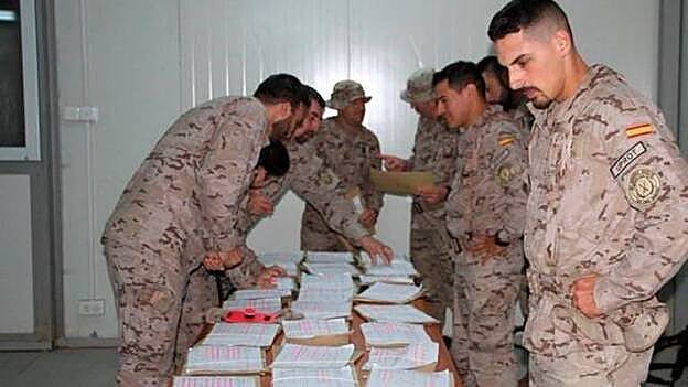 Militares españoles desplegados en el exterior votando para las elecciones del domingo.