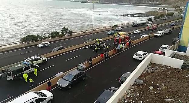 Dos vuelcos atascan la ciudad por el sur en los dos sentidos