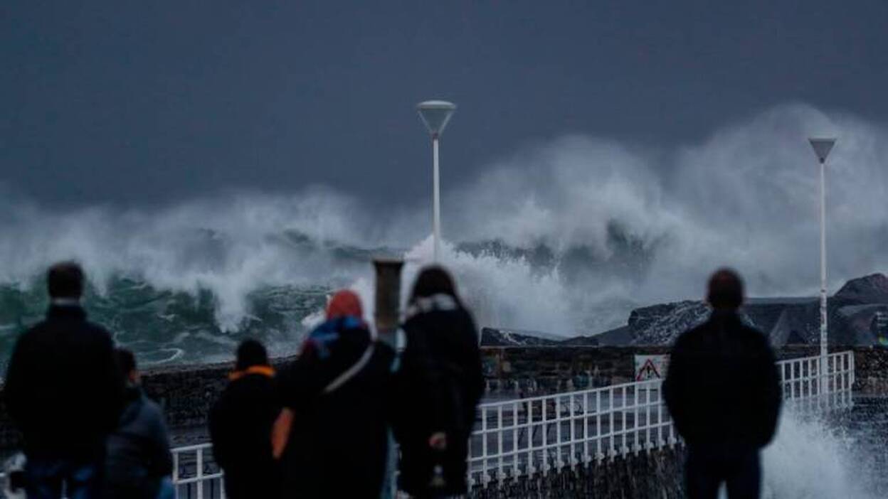 Carreteras cortadas, guaguas atrapadas y nieve en la península