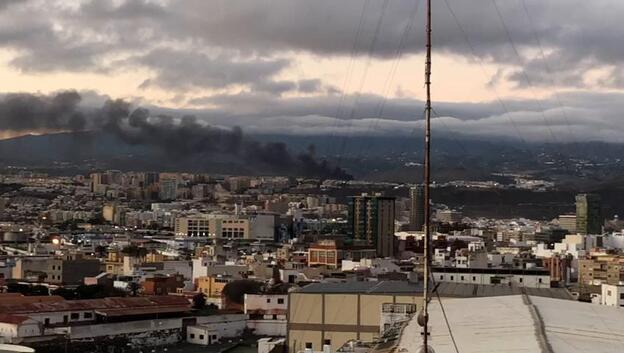 Vídeo. Columna de humo sobre la capital grancanaria