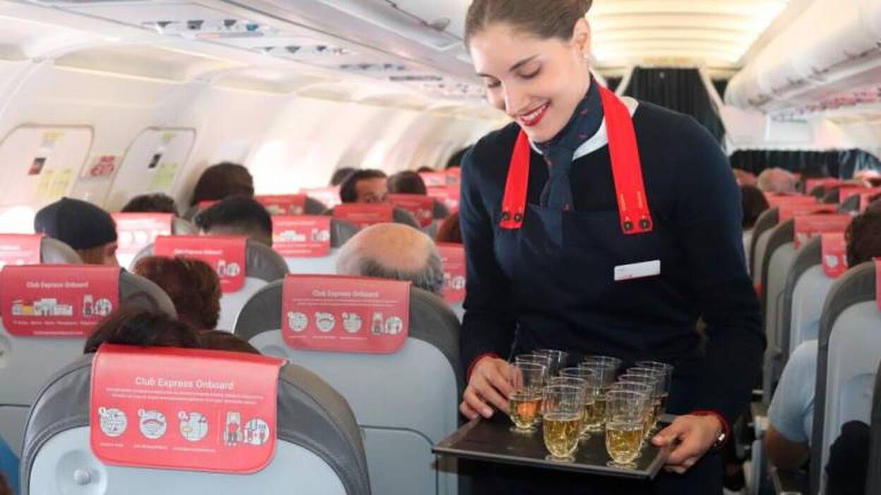 Iberia Express reparte vino y viandas de la isla en el aire