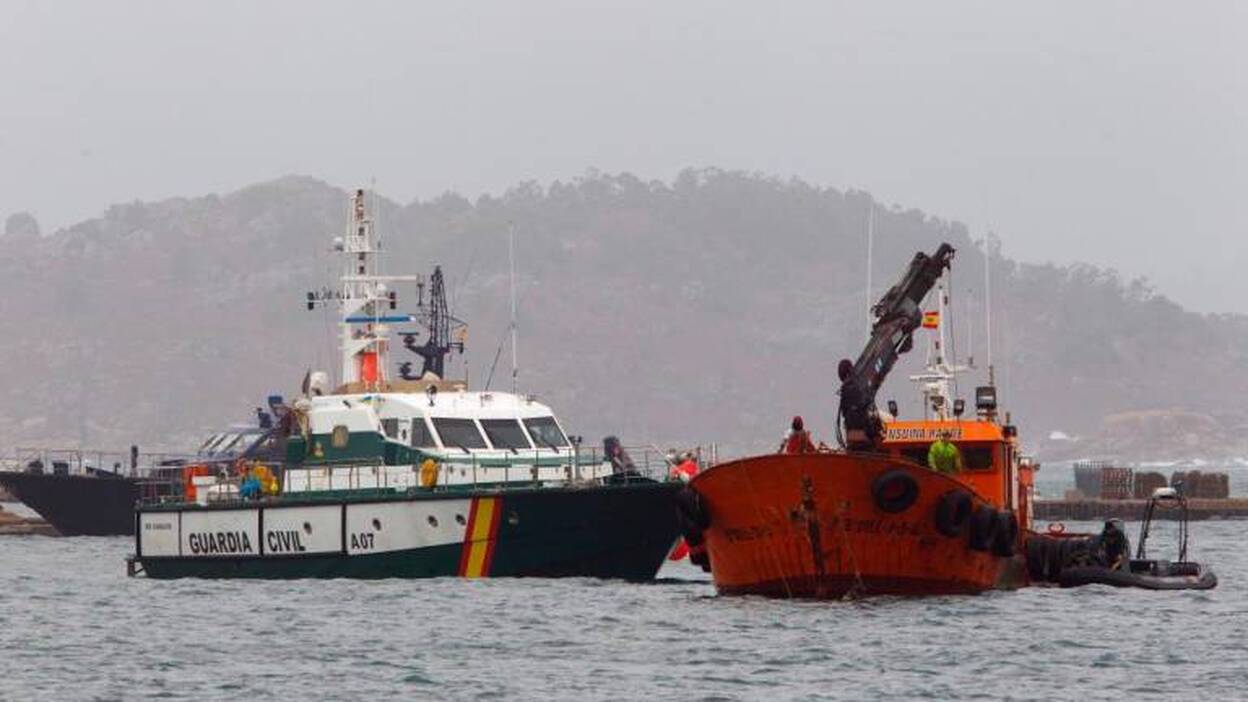 El fuerte viento dificulta las tareas para reflotar el narcosubmarino