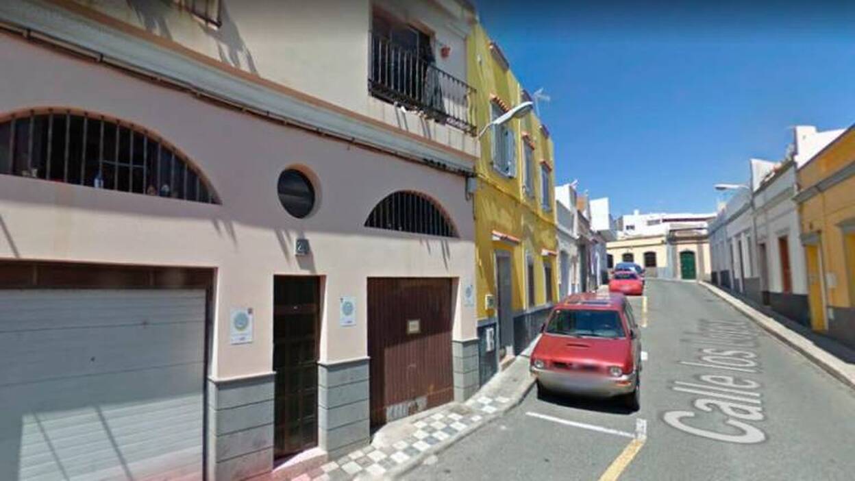 Sufre quemaduras al incendiarse su casa