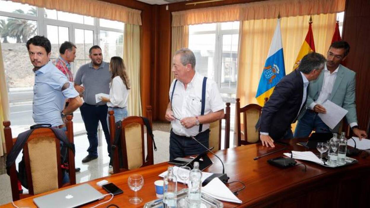 San Borondón hace amago en el Cabildo de desmarcarse de CC