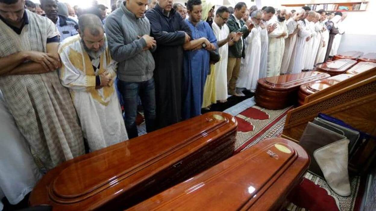 La comunidad musulmana honra a los muertos en la patera de Caleta de Caballo