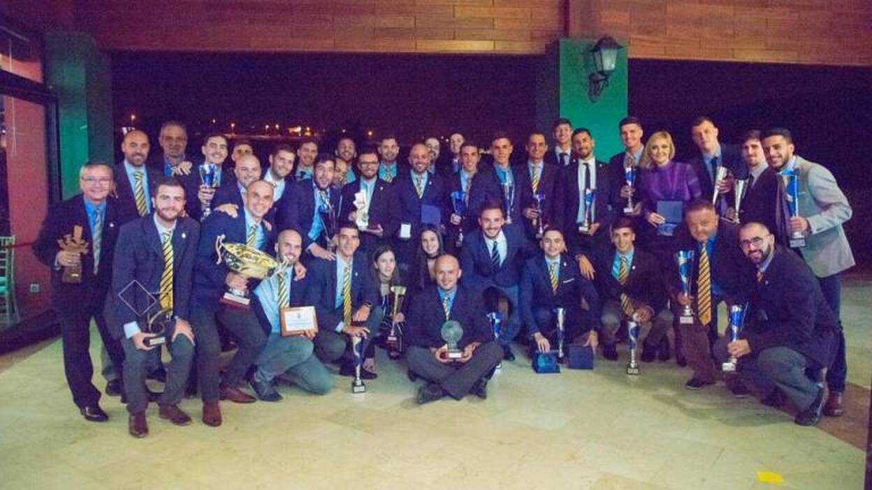 Una noche repleta de aplausos para los árbitros