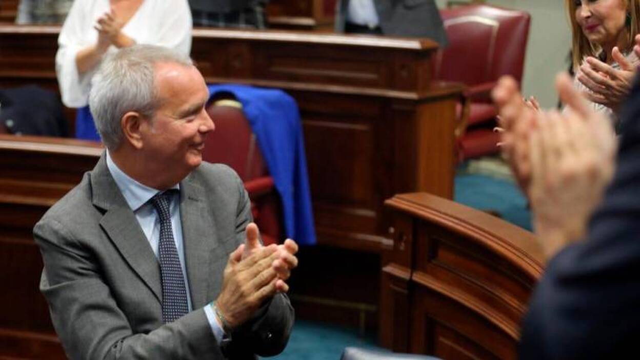 Aplausos para Barreto y Franquis al regresar al Parlamento de Canarias