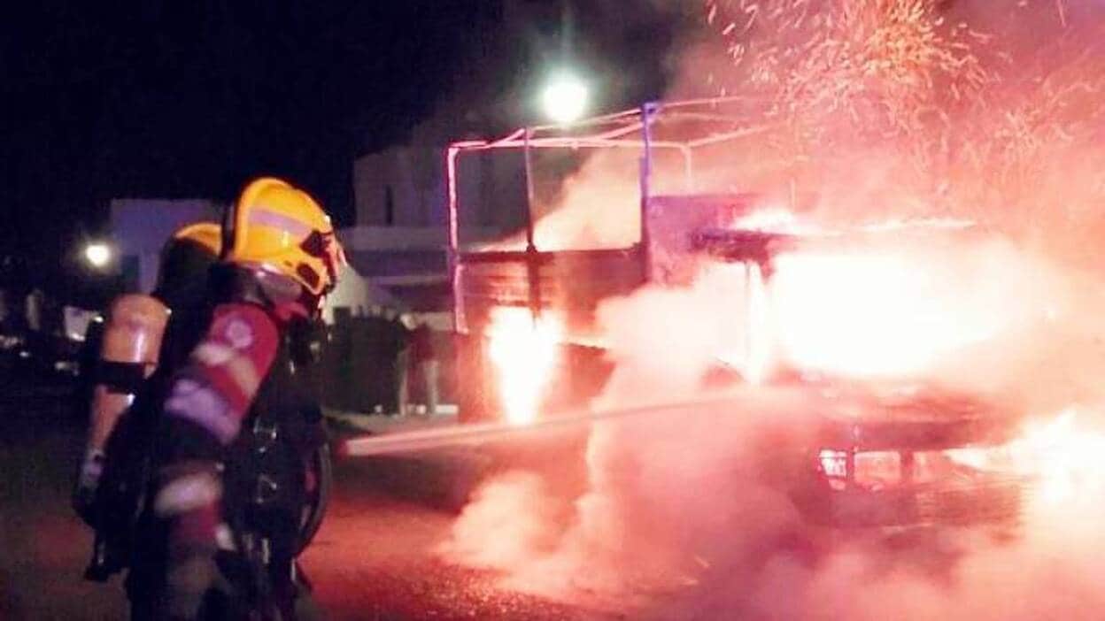 Las llamas se ceban con un segundo vehículo en Tahíche