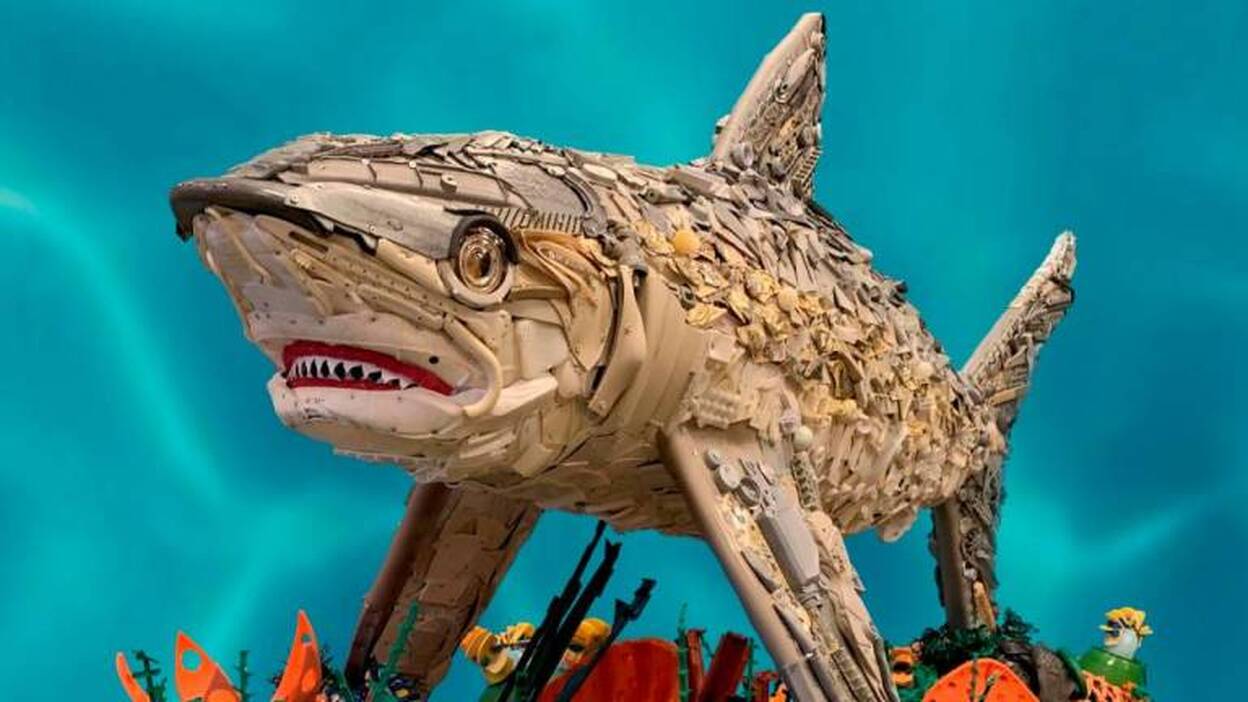 Convierte el plástico en arte para alertar sobre la contaminación del océano