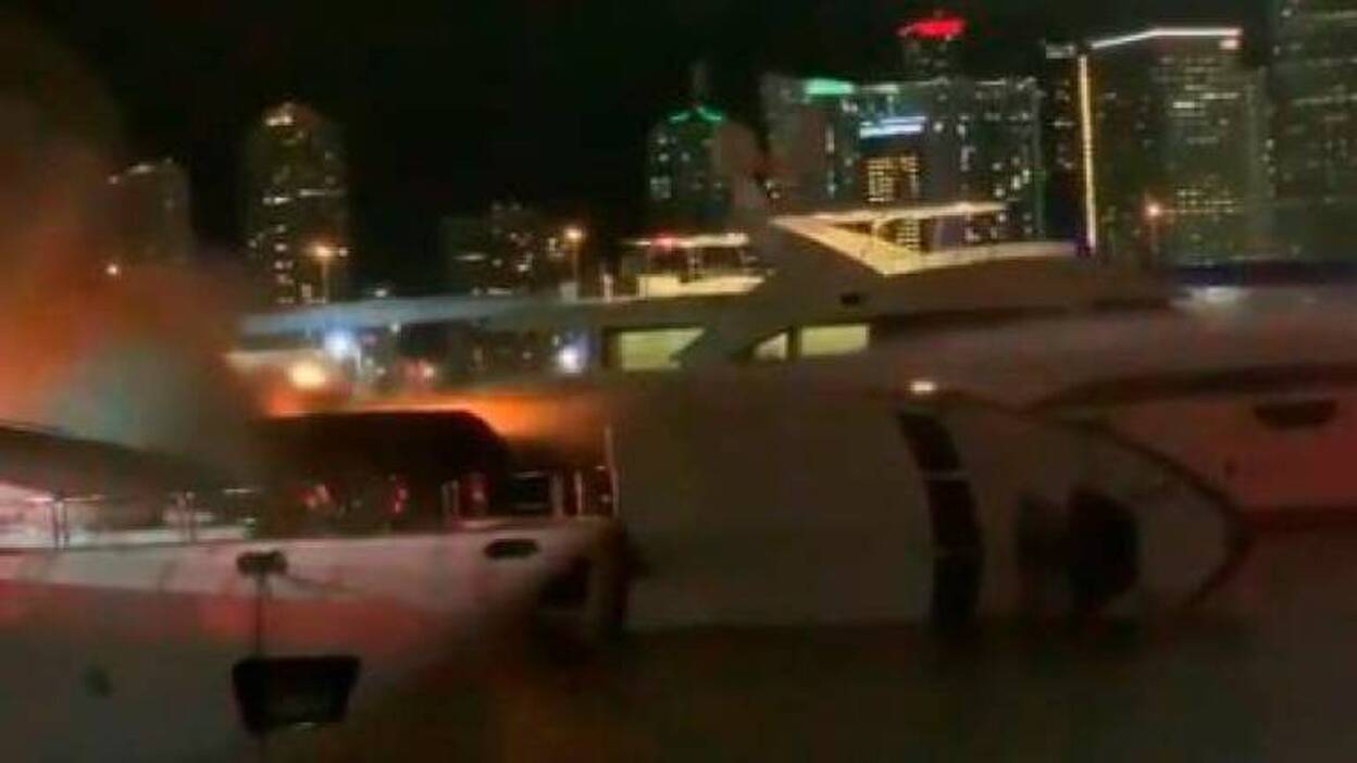 El yate de Marc Anthony se incendia en Miami