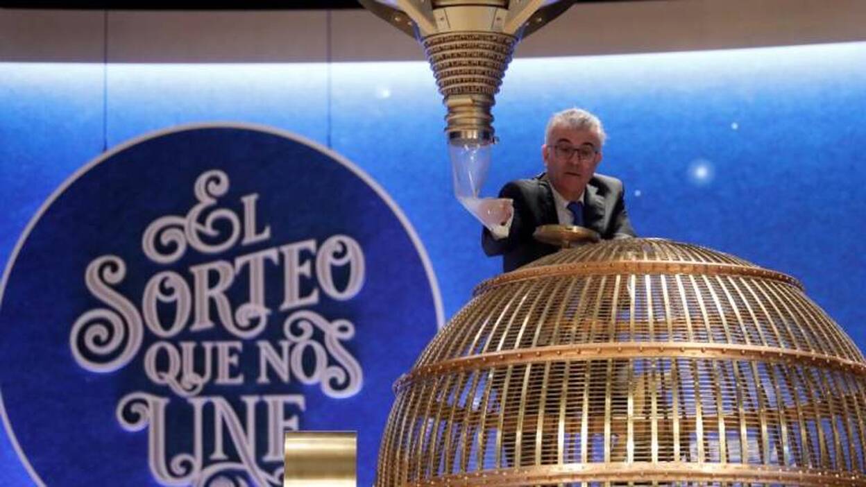 La mano del operario que mece las bolas