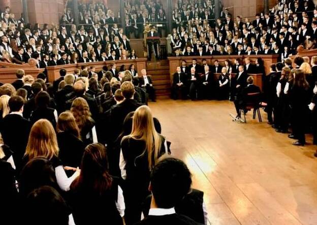 Acto de matriculación en la Universidad de Oxford, un ritual centenario obligatorio donde se decide si se acepta al alumno. El discurso de la vicecanciller y el compromiso se realizan en latín.
