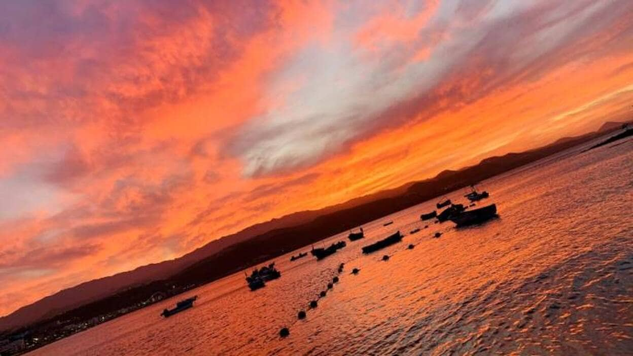 Atardecer naranja sobre Las Canteras