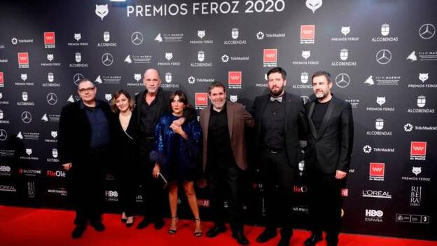 El equipo de la serie  Hierro  posa durante la alfombra roja de los Premios Feroz 2020. /  Efe