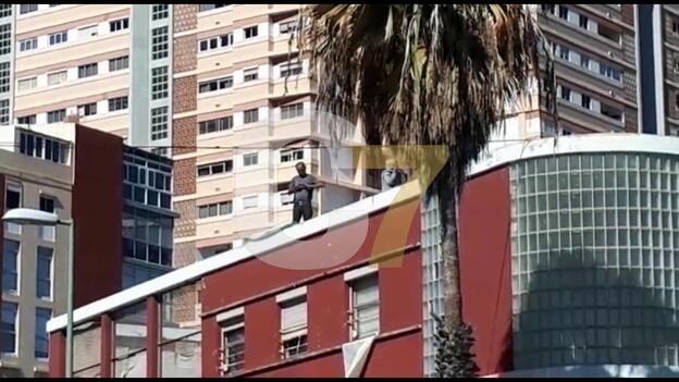 Una pareja vuelve a amenazar desde la azotea un edificio de Escaleritas