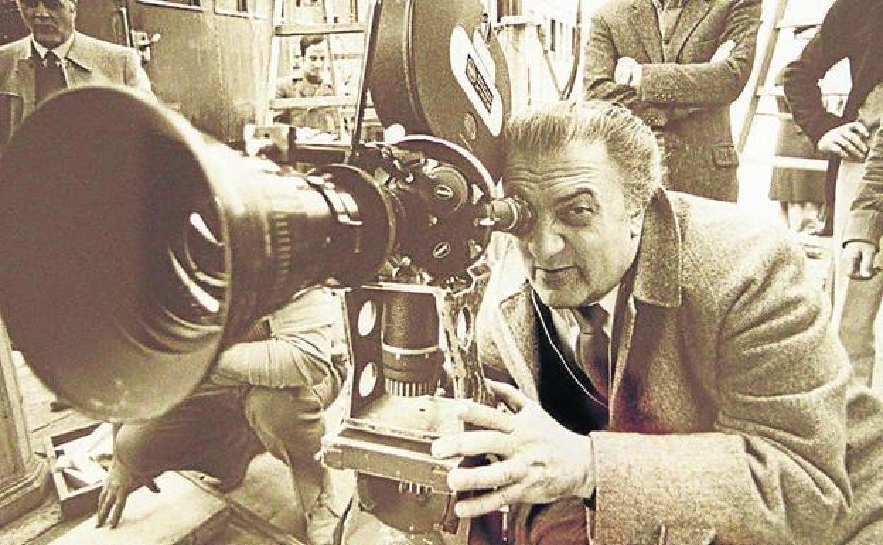 Federico Fellini (1920-1993), en un estudio de Cinecittà, donde recreó la mayoría de sus fantasías.