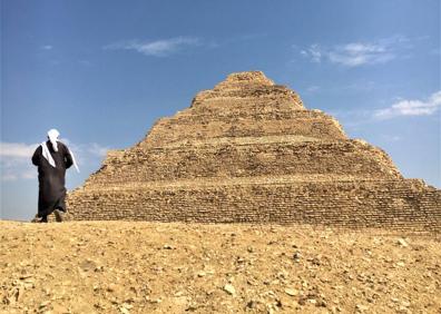 Imagen secundaria 1 - Las tres pirámides de Giza, la pirámide de Zoser y una vista de la ciudad de El Cairo.