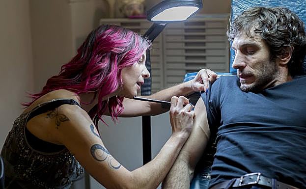 Natalia Tena, una antigua compañera de colegio que reaparece en la vida del perdedor que encarna Quim Gutiérrez.