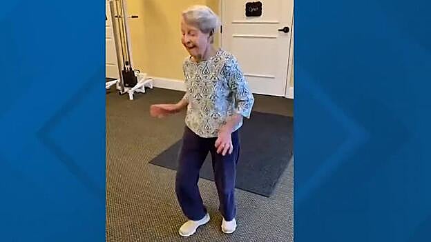 Con 91 años, arrasa en las redes bailando rock