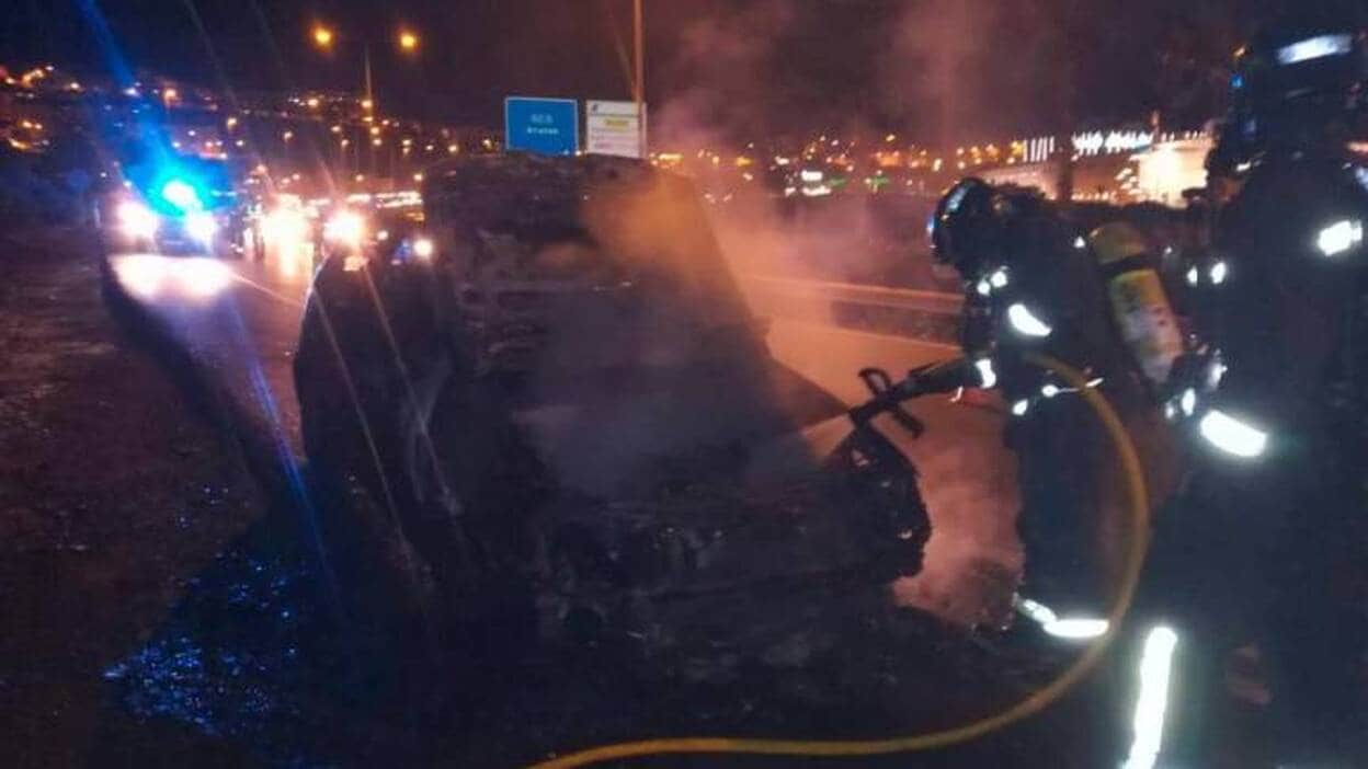 Un coche arde frente al CC Los Alisios