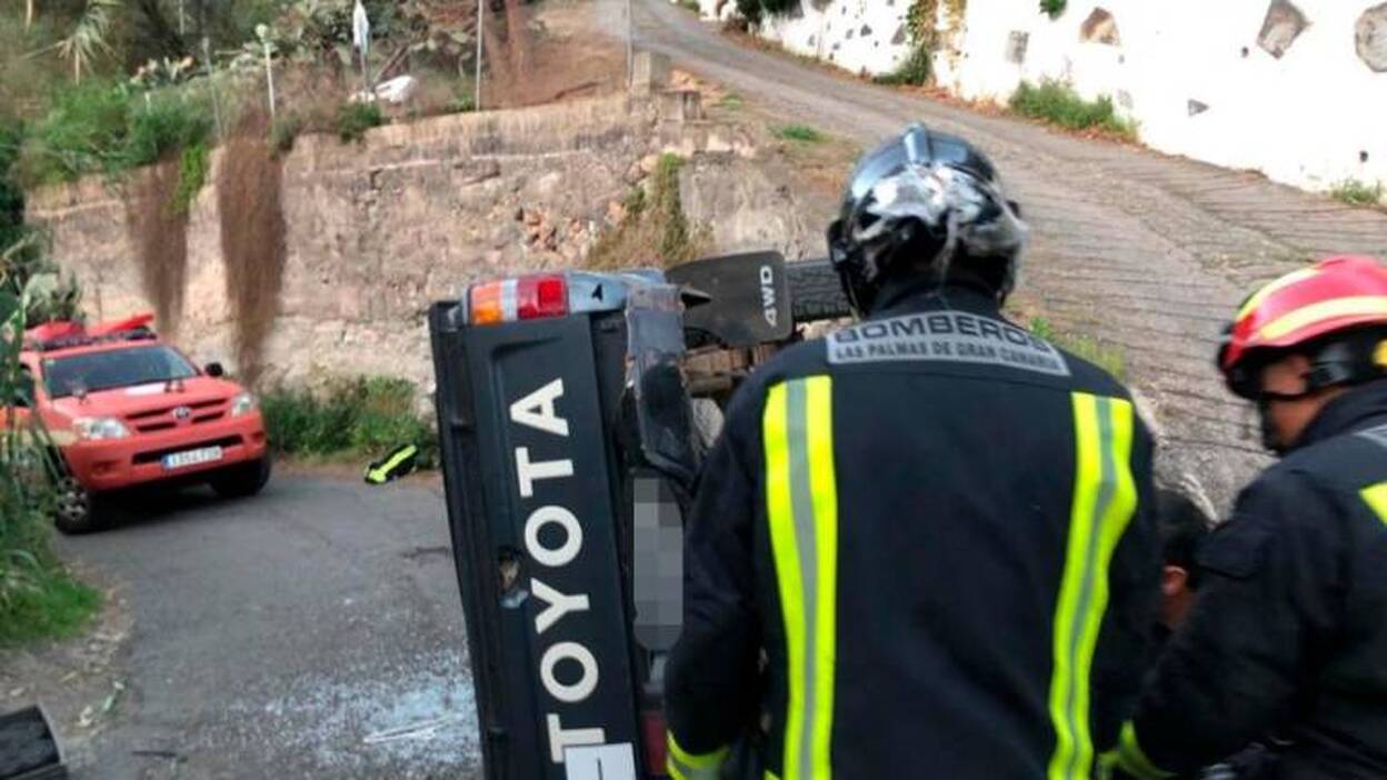 Una mujer herida de gravedad al precipitarse con su coche por una ladera