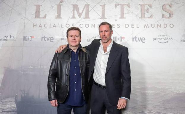 El productor bilbaíno Miguel Menéndez de Zubillaga, a la derecha, junto al director de 'Sin límites', el británico Simon West.
