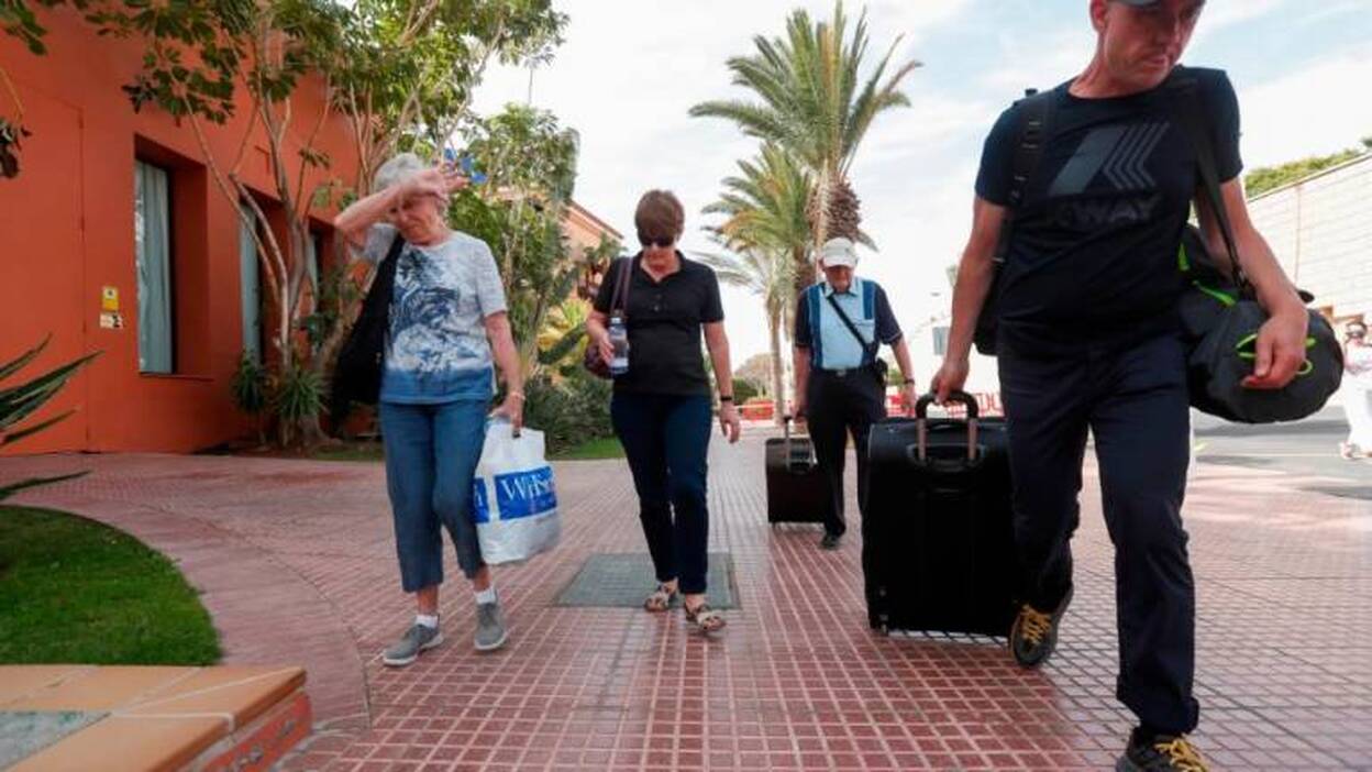 Salen 200 clientes del hotel de Adeje