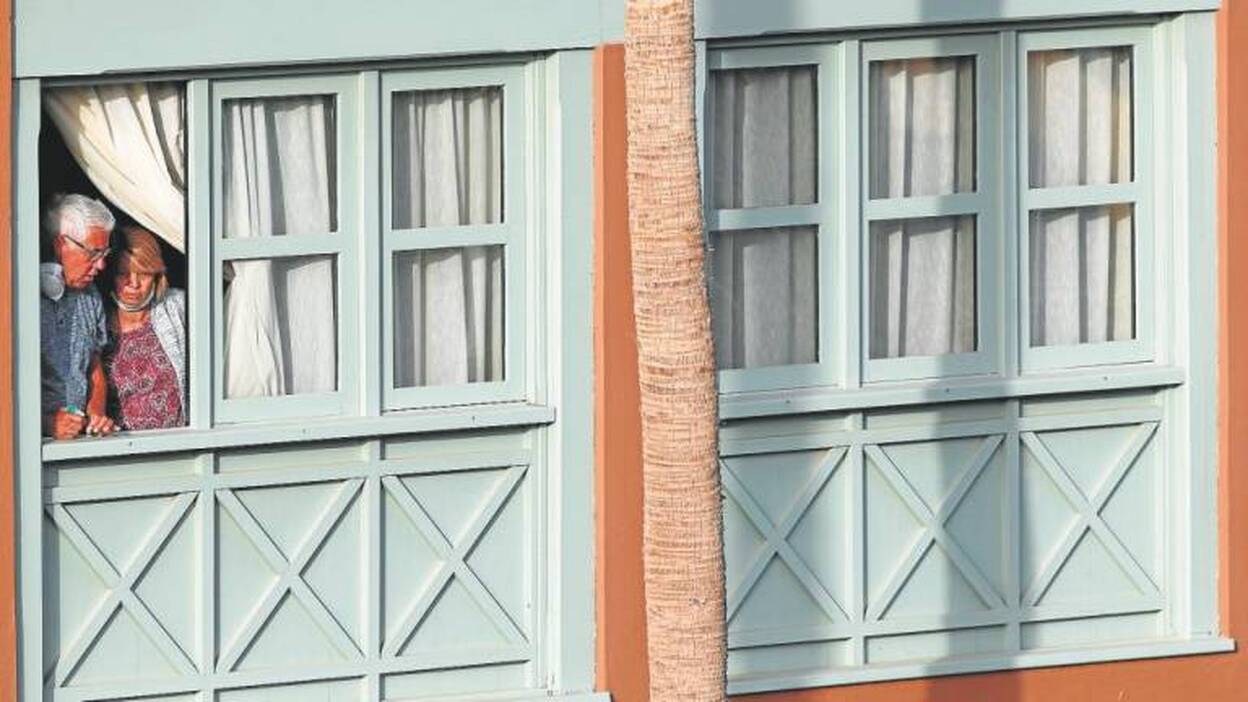 El nuevo caso no frena la salida de huéspedes del hotel de Adeje