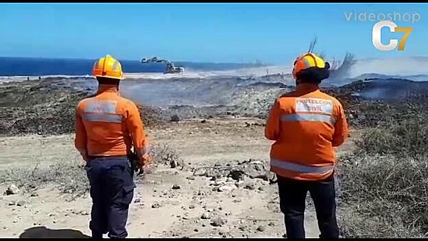 Toneladas de excrementos arden varios días en Agüimes