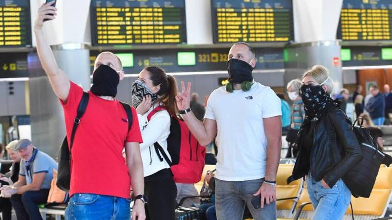 Los turistas salen poco a poco de Canarias