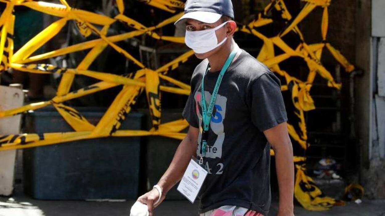 Confinados en jaulas de perros por violar la cuarentena en Filipinas