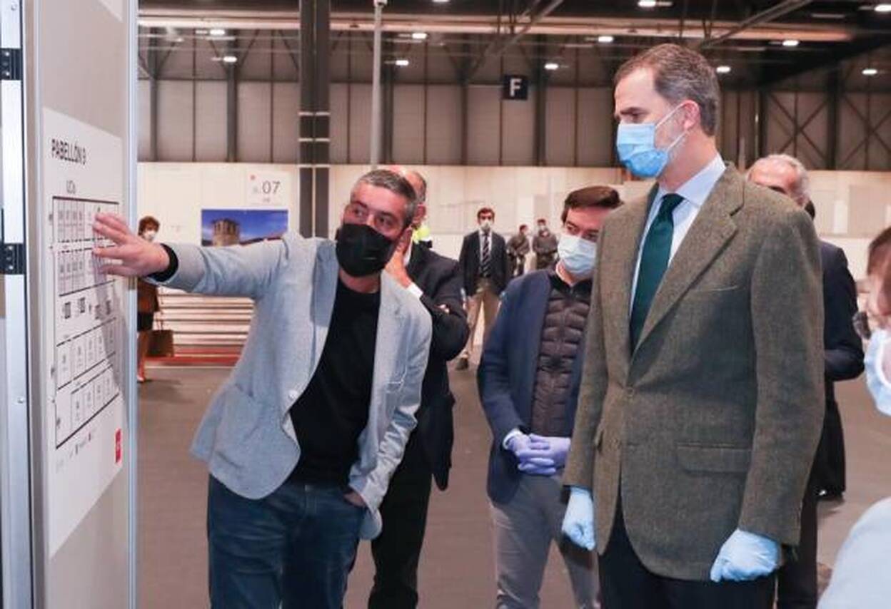 El rey, con mascarilla, visita el hospital de Ifema: "Es fuente de esperanza"