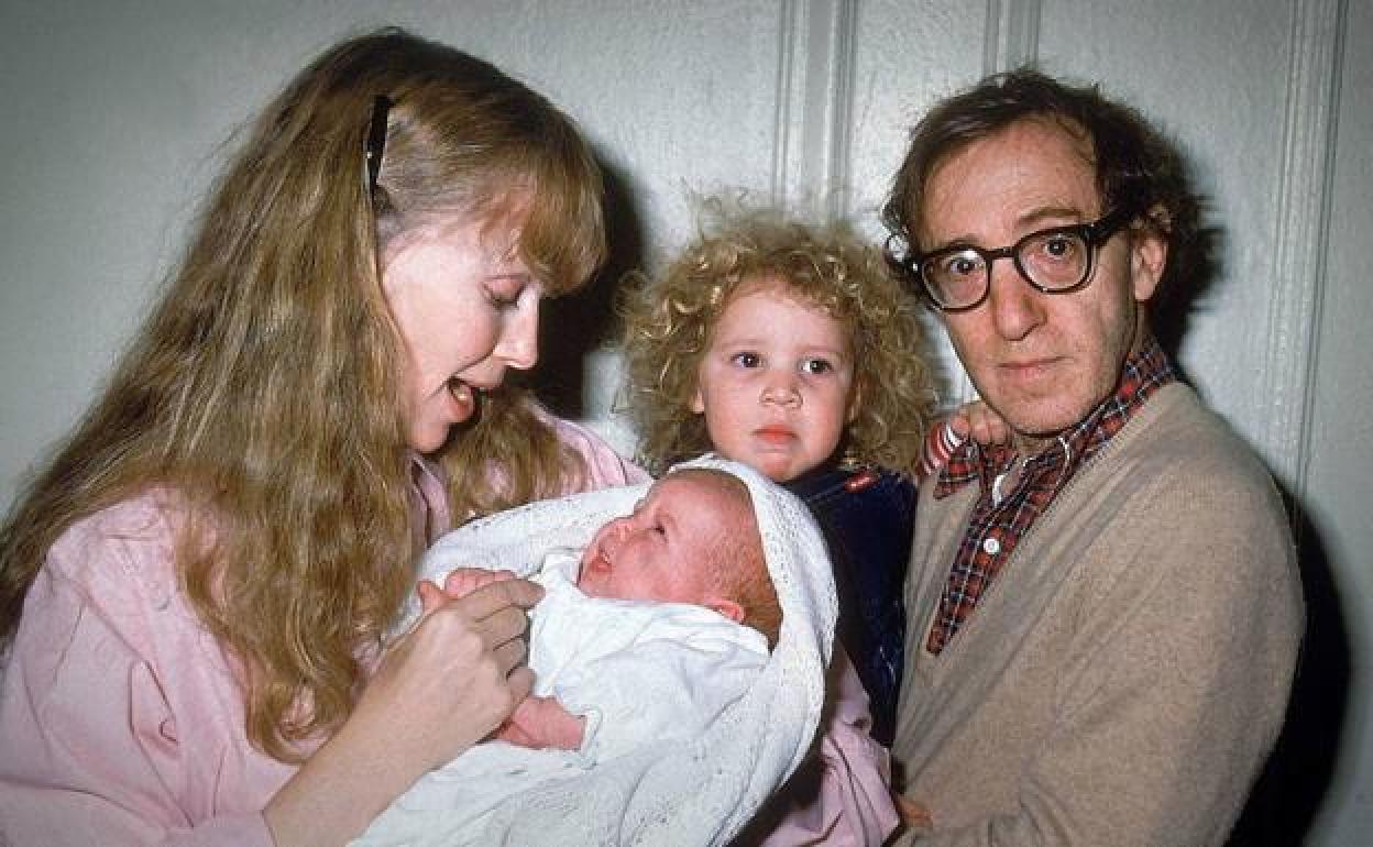 Mia Farrow y Woody Allen con Satchel (Ronan Farrow) de bebé y la pequeña Dylan.