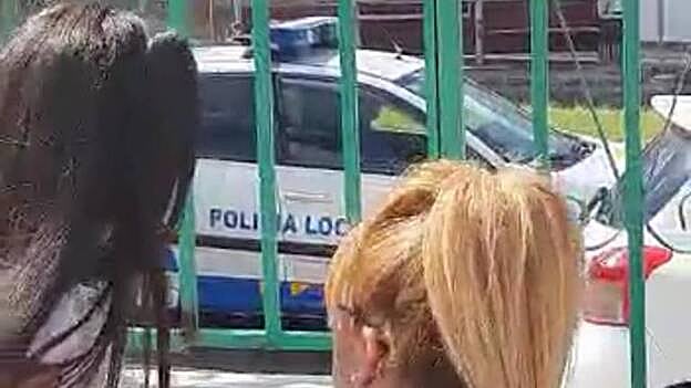 Agentes sorprenden a una niña por su cumpleaños en Agaete