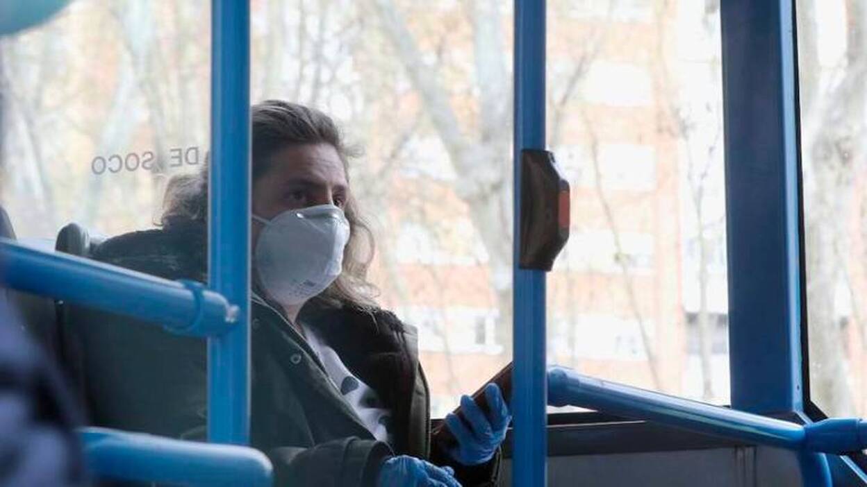 Desinfecte el móvil o las gafas al llegar a casa