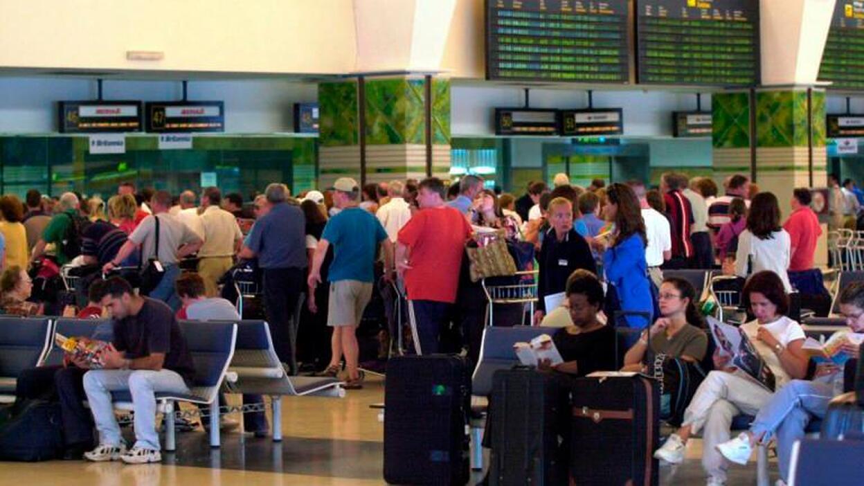 El Gobierno estudia la apertura internacional del espacio aéreo de Canarias y Baleares