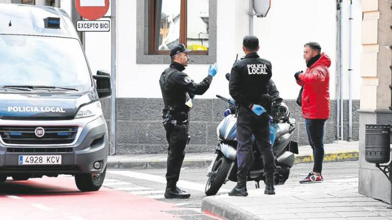 Los policías locales de Canarias detienen a 103 personas por el estado de alarma