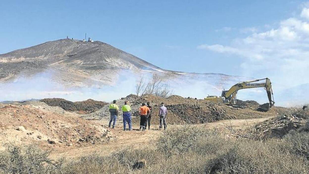 El estiércol acumulado en Vargas vuelve a arder y humea a Arinaga