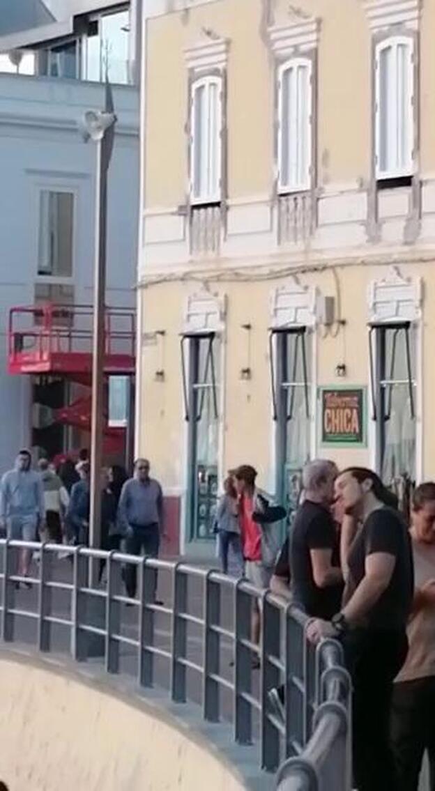 Baños, tertulias y visitas a La Barra por la tarde en Las Canteras