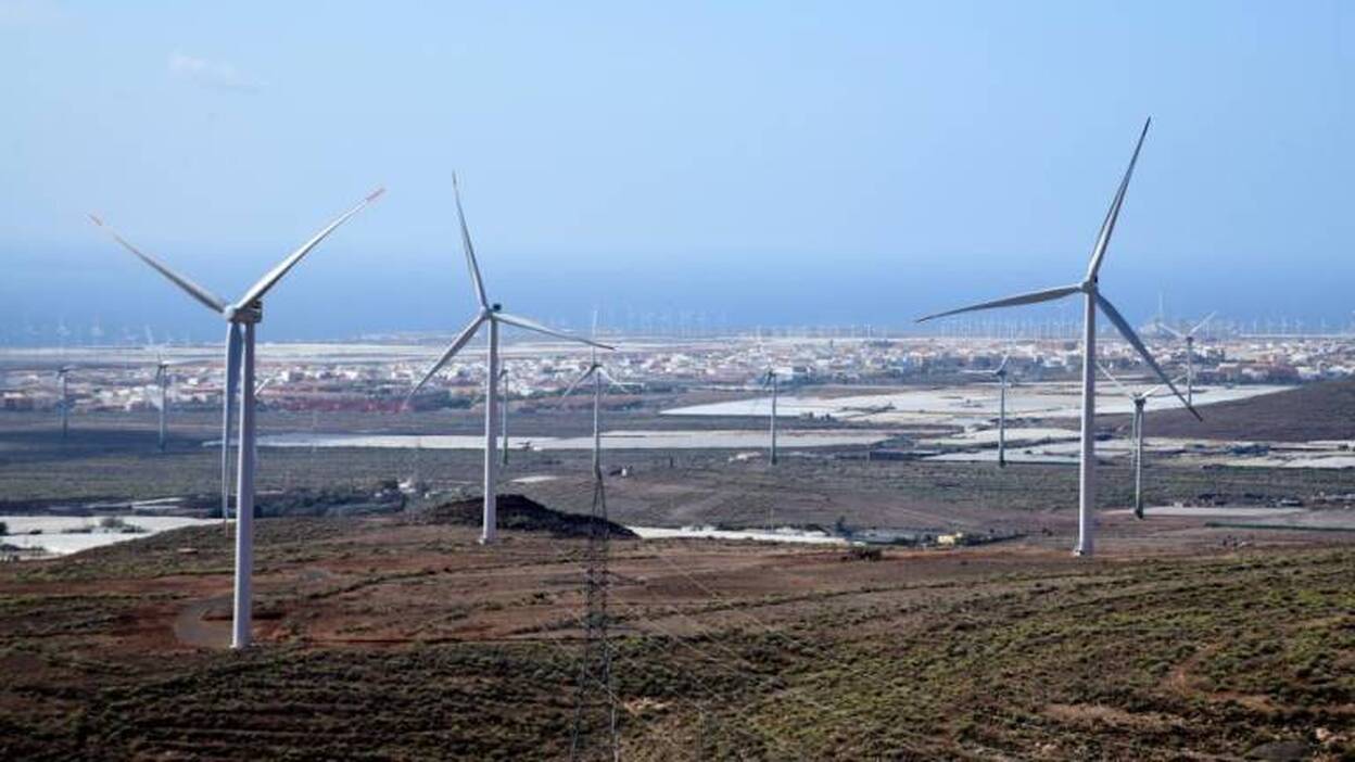 La demanda eléctrica baja un 20,3% en abril en Canarias